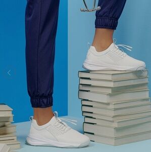 Ćlove brilliant white shoes